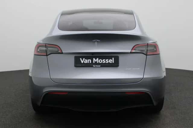 Tesla Model Y (2023) thumbnail 5