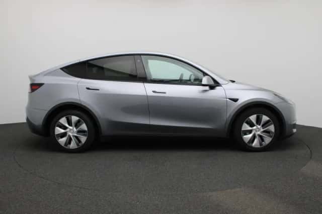 Tesla Model Y (2023) thumbnail 6