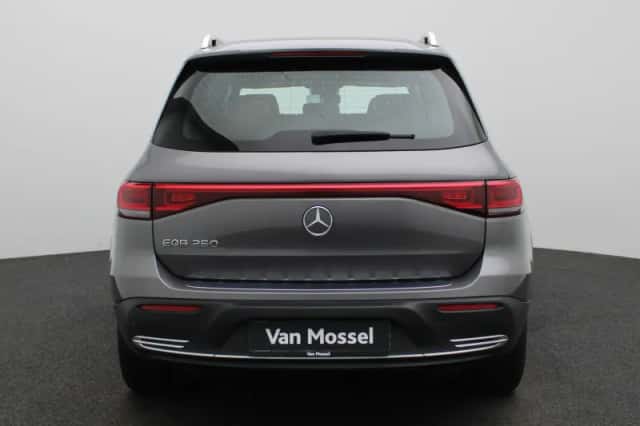 Mercedes-Benz EQB (2024) thumbnail 5