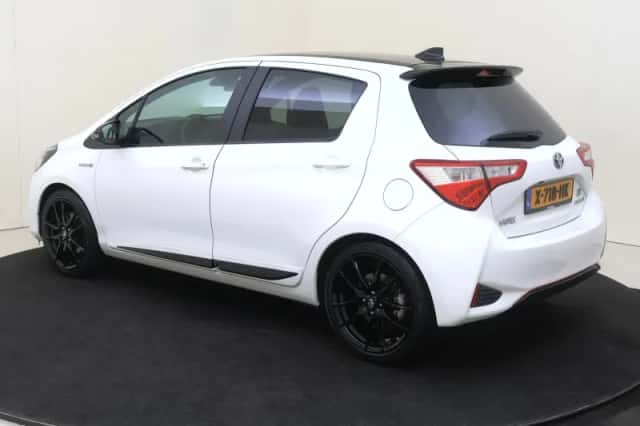 Toyota Yaris (2019) thumbnail 2
