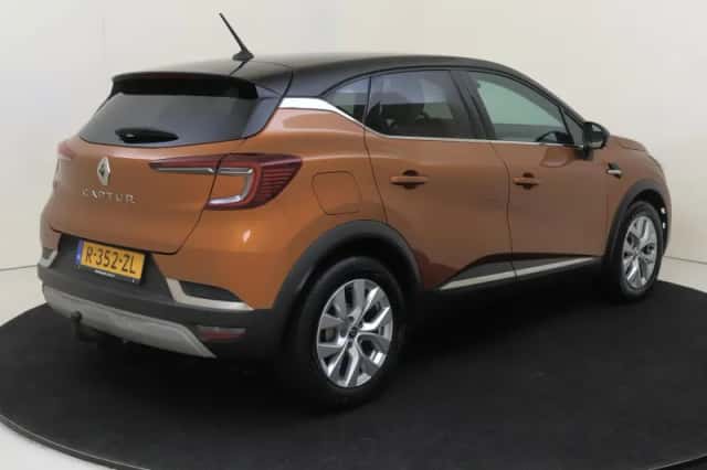 Renault Captur (2022) thumbnail 4