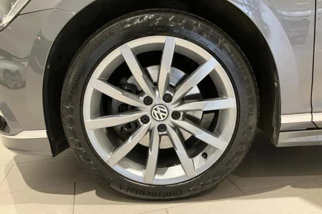 Volkswagen Passat (2017) thumbnail 2