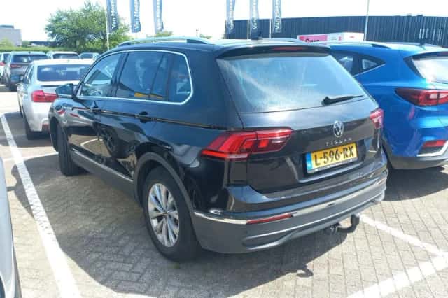 Volkswagen Tiguan (2021) thumbnail 2