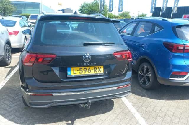 Volkswagen Tiguan (2021) thumbnail 3