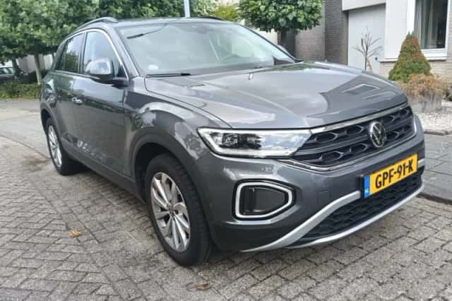Volkswagen T-Roc (2024) thumbnail 2