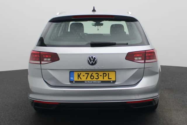 Volkswagen Passat (2021) thumbnail 5