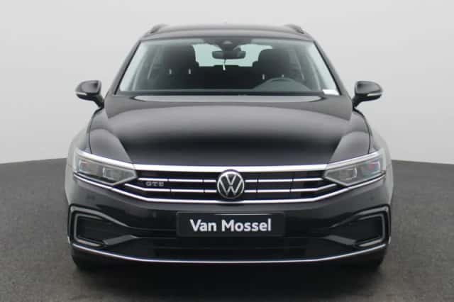 Volkswagen Passat (2022) thumbnail 3
