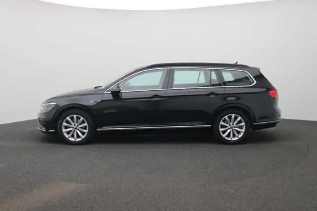 Volkswagen Passat (2022) thumbnail 4