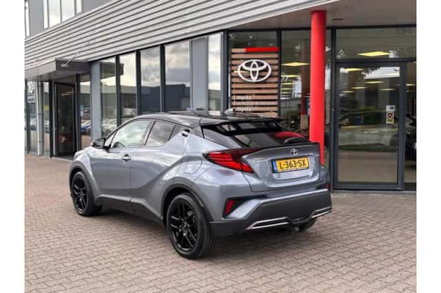 Toyota C-HR (2021) thumbnail 2