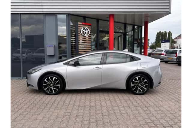 Toyota Prius (2024) thumbnail 3
