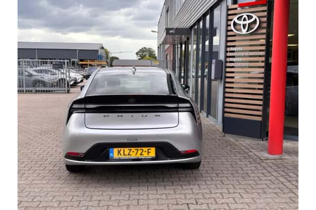 Toyota Prius (2024) thumbnail 5