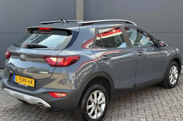 Kia Stonic (2021) thumbnail 3