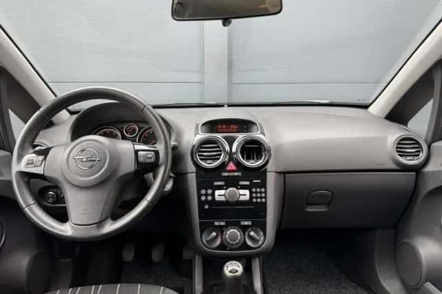 Opel Corsa (2010) thumbnail 2
