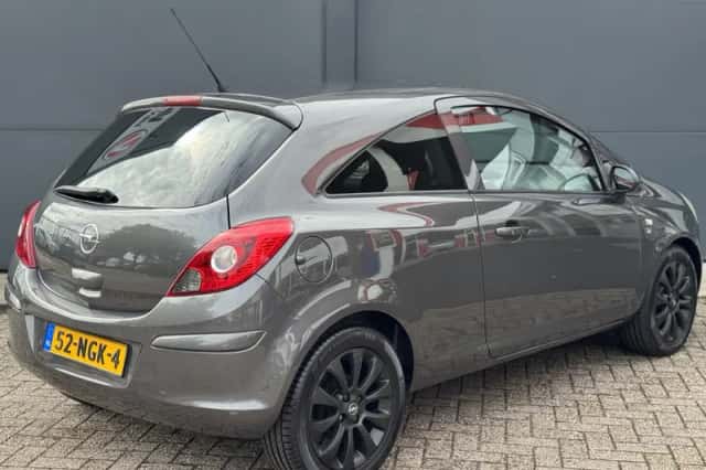 Opel Corsa (2010) thumbnail 3
