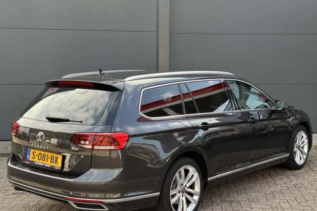Volkswagen Passat (2022) thumbnail 3