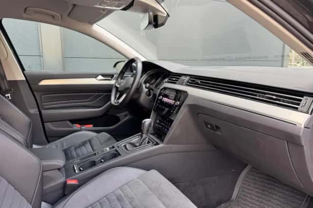 Volkswagen Passat (2022) thumbnail 5
