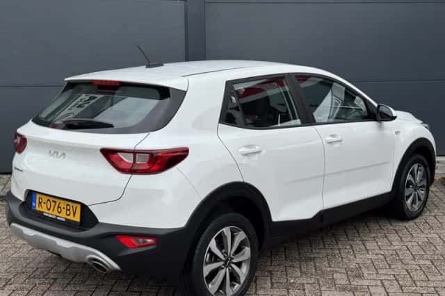 Kia Stonic (2022) thumbnail 3