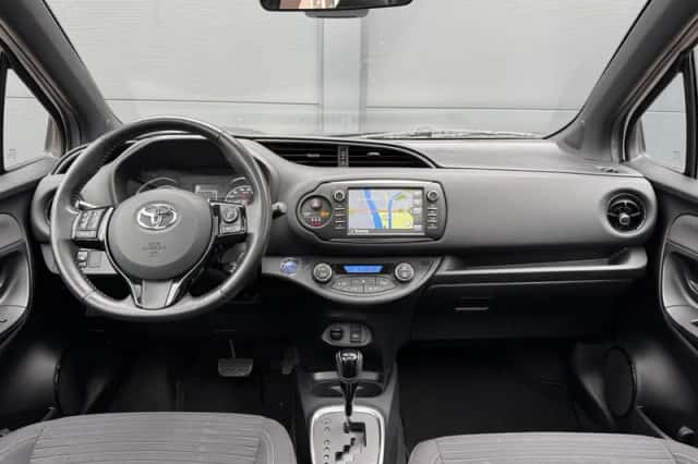 Toyota Yaris (2017) thumbnail 2