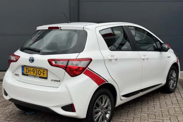 Toyota Yaris (2017) thumbnail 3