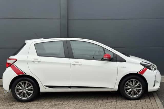 Toyota Yaris (2017) thumbnail 5