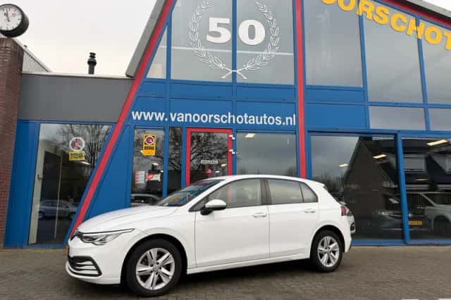 Volkswagen Golf (2023) thumbnail 2