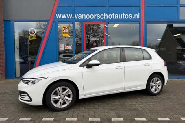 Volkswagen Golf (2023) thumbnail 3