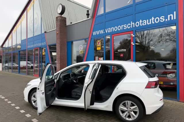 Volkswagen Golf (2023) thumbnail 5