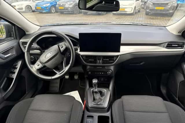 Ford Focus (2022) thumbnail 3