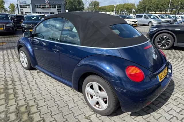 Volkswagen New Beetle (2005) thumbnail 2