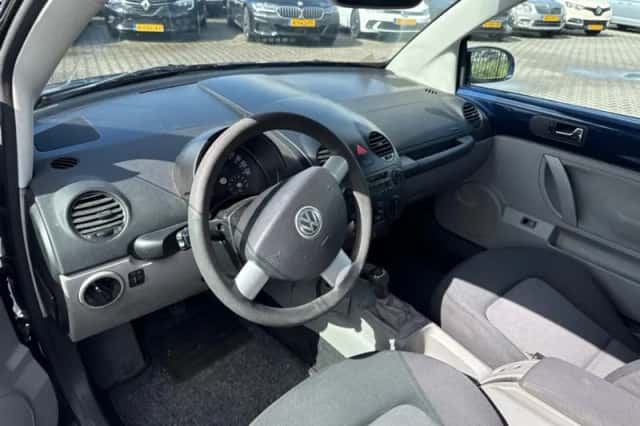 Volkswagen New Beetle (2005) thumbnail 3