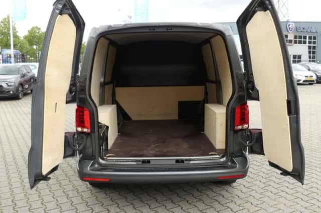 Volkswagen Transporter (2023) thumbnail 6