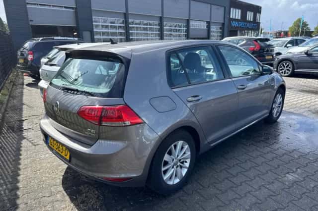 Volkswagen Golf (2015) thumbnail 2