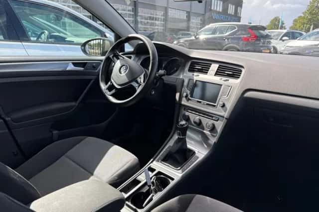 Volkswagen Golf (2015) thumbnail 3