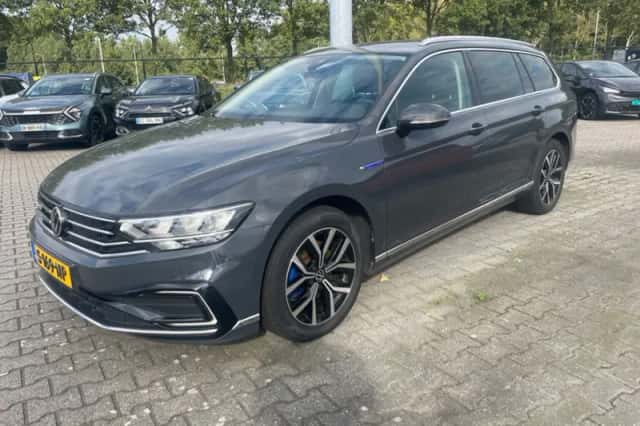 Volkswagen Passat (2021) thumbnail 1
