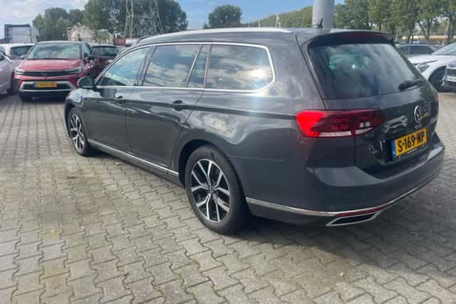 Volkswagen Passat (2021) thumbnail 2