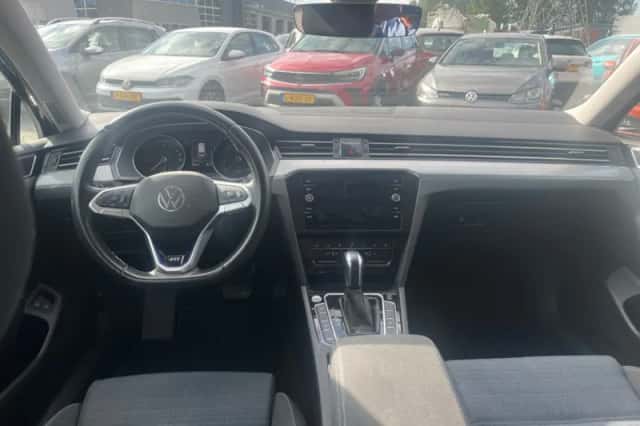 Volkswagen Passat (2021) thumbnail 3