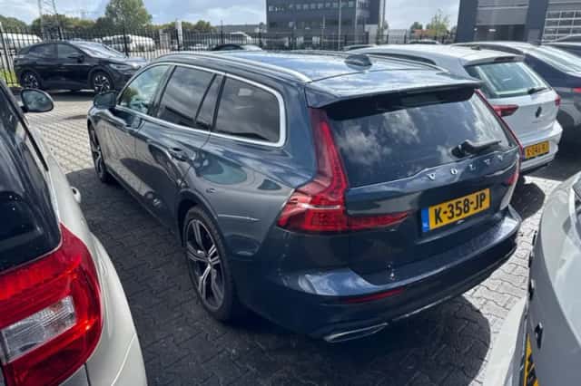 Volvo V60 (2021) thumbnail 2