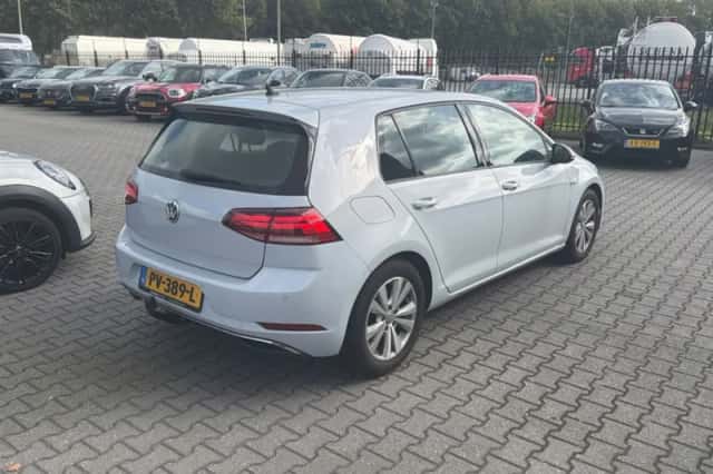 Volkswagen Golf (2017) thumbnail 2