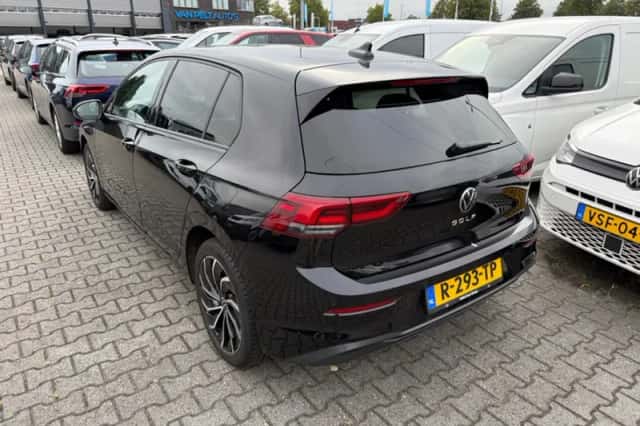 Volkswagen Golf (2022) thumbnail 2