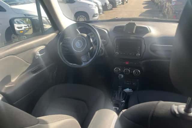 Jeep Renegade (2018) thumbnail 4