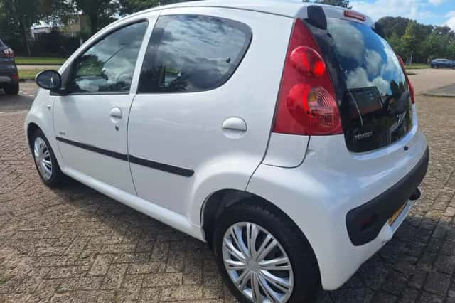 Peugeot 107 (2011) thumbnail 3