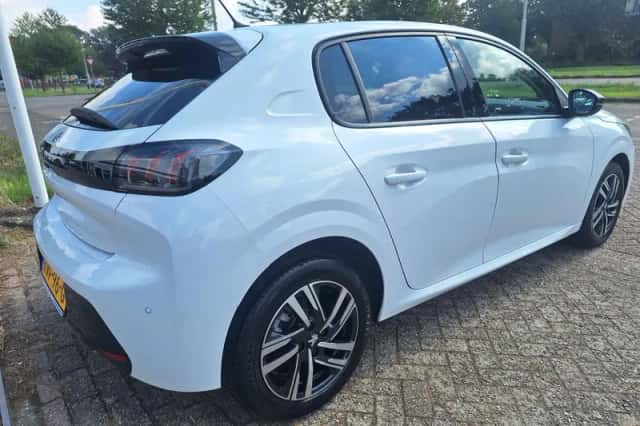 Peugeot 208 (2023) thumbnail 5