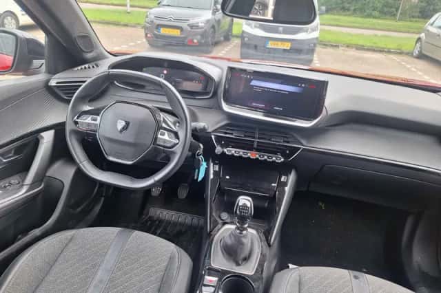Peugeot 2008 (2024) thumbnail 3