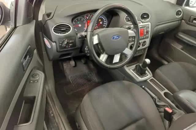 Ford Focus (2008) thumbnail 3