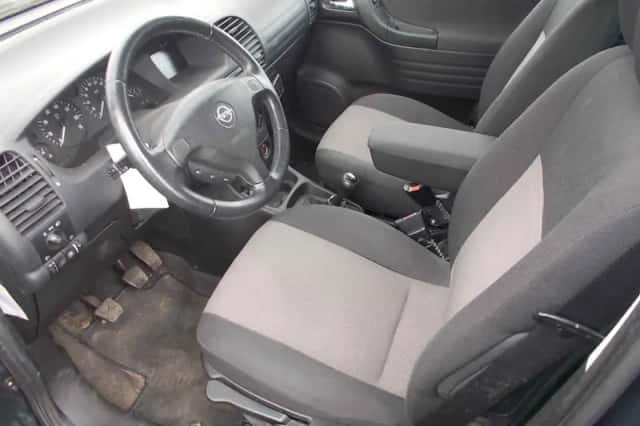 Opel Zafira (2005) thumbnail 3