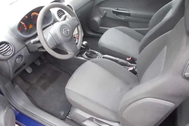 Opel Corsa (2009) thumbnail 3