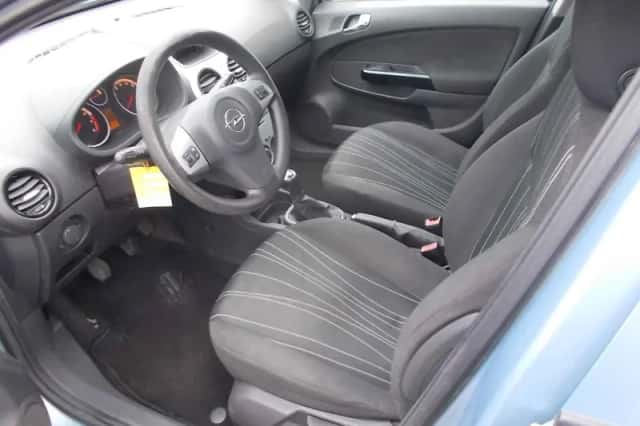 Opel Corsa (2010) thumbnail 3