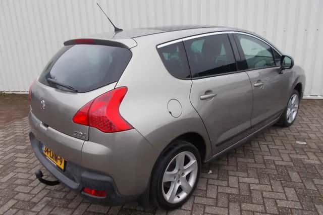 Peugeot 3008 (2010) thumbnail 2