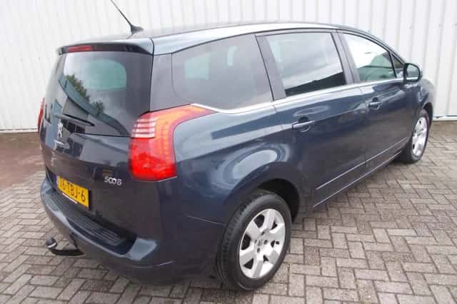 Peugeot 5008 (2012) thumbnail 2