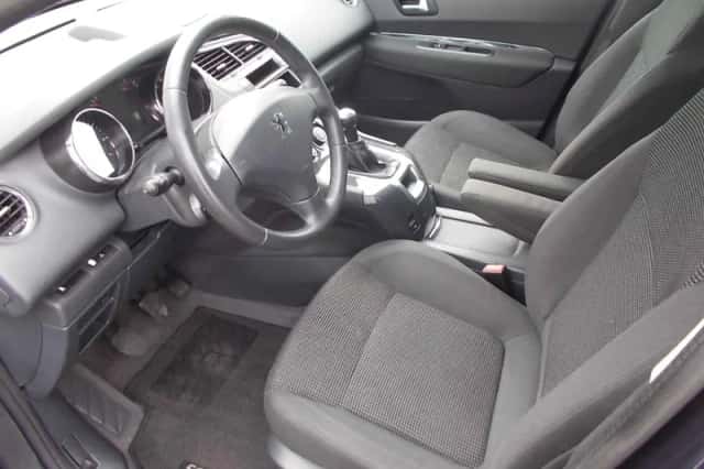 Peugeot 5008 (2012) thumbnail 3
